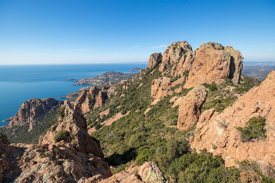 Frankreich, Var, Agay Gemeinde Saint Raphael, Esterel-Massiv vom Cap Roux aus gesehen auf dem Gipfel des Saint Pilon (442m), die Küstenlinie der Corniche de l'Esterel und im Hintergrund Antheor und Cap du Dramont