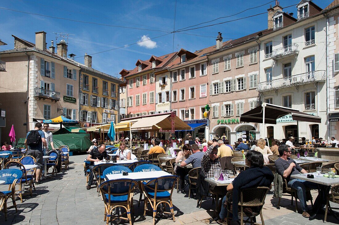 Frankreich, Hautes Alpes, Gap, Terrasse der Bistros auf dem Platz Jean Marcellin