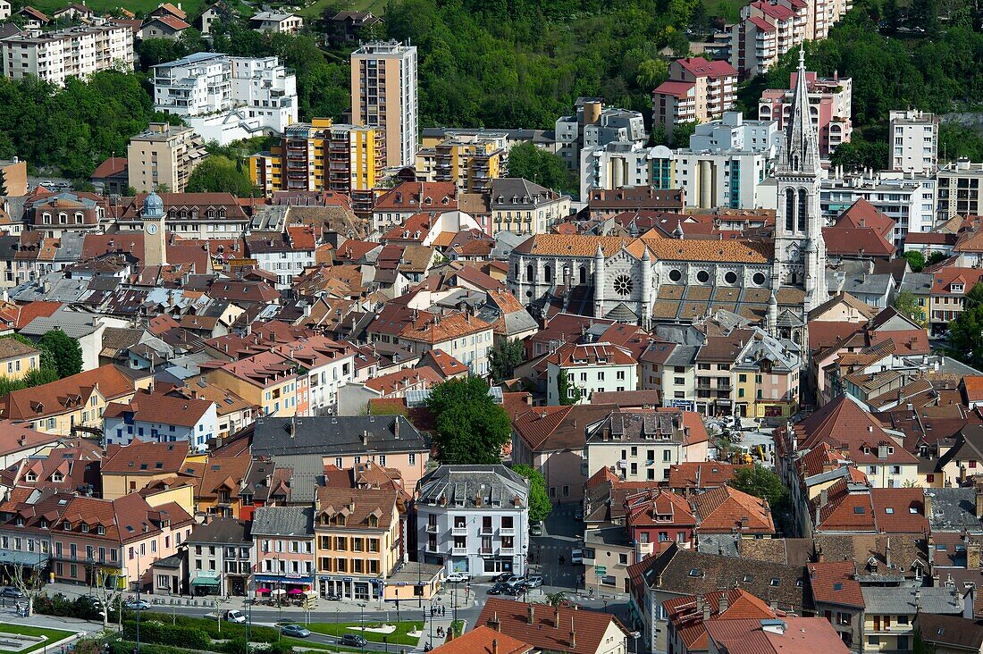 Frankreich, Hautes Alpes, Gap, Gesamtansicht vom Hügel von Puymaure auf die Altstadt und die Kathedrale Notre Dame de l'Assomption