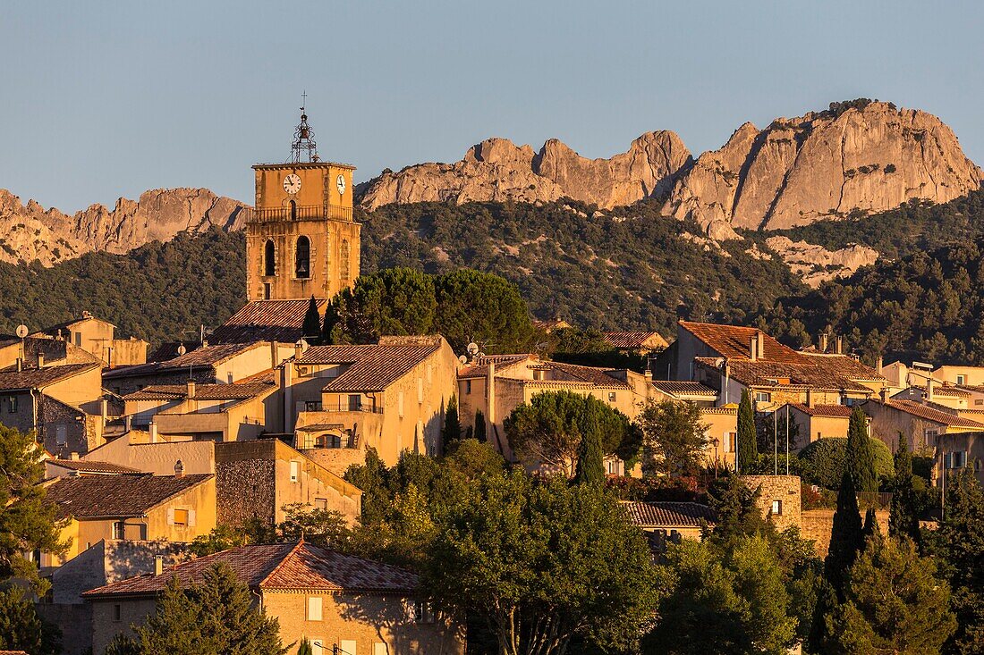 France, Vaucluse, the village of Sablet with the Dentelles de Montmirail in the background