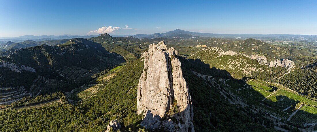 Frankreich, Vaucluse, oberhalb von Gigondas, Dentelles de Montmirail, im Hintergrund der Mont Ventoux