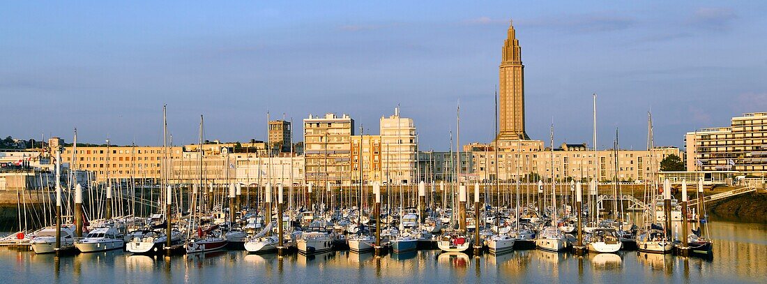 Frankreich, Seine Maritime, Le Havre, von Auguste Perret wiederaufgebaute Stadt, von der UNESCO zum Weltkulturerbe erklärt, Anse de Joinville, Jachthafen mit dem Glockenturm der Kirche Saint-Joseph am Fuße