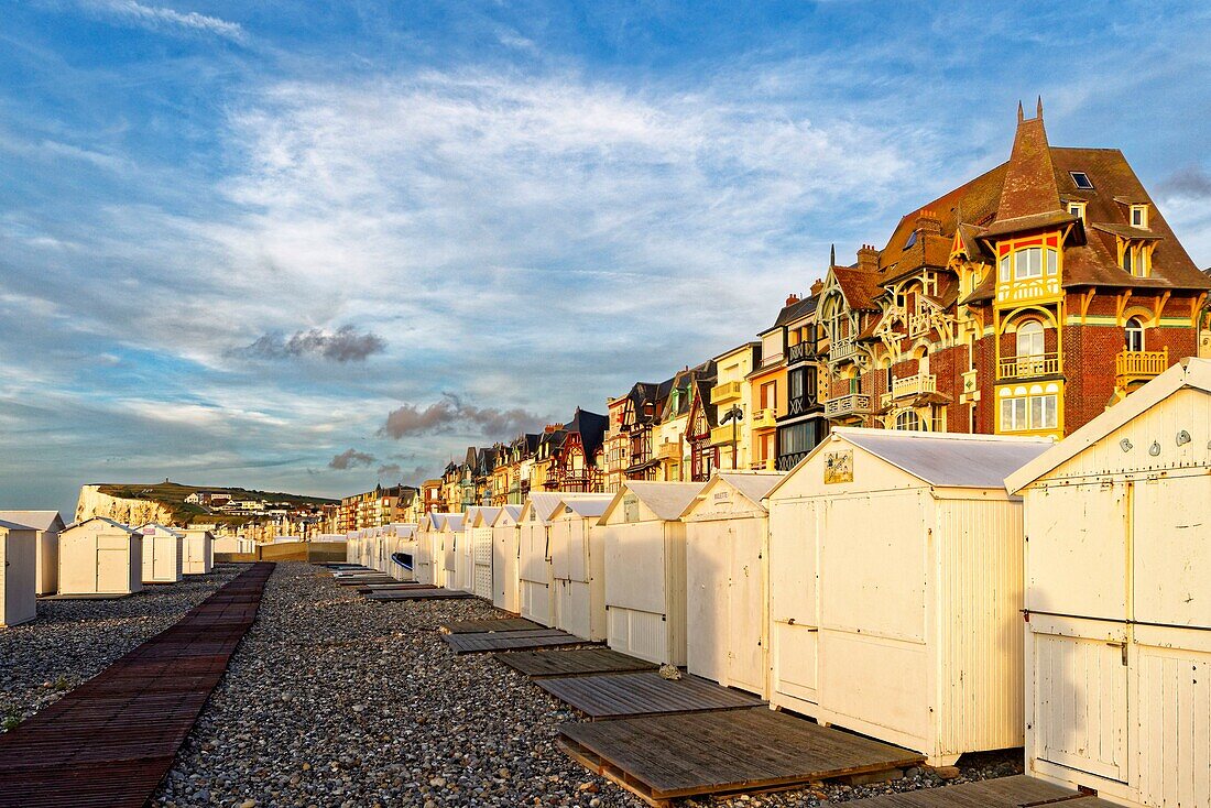 Frankreich, Somme, Mers-les-Bains, Badeort am Ärmelkanal, der Strand mit seinen 300 Strandhütten, im Hintergrund die Kreidefelsen