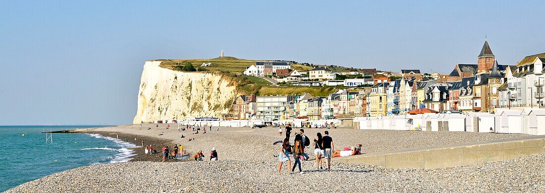 Frankreich, Somme, Mers-les-Bains, Badeort am Ärmelkanal, der Strand mit seinen 300 Strandhütten, im Hintergrund die Kreidefelsen