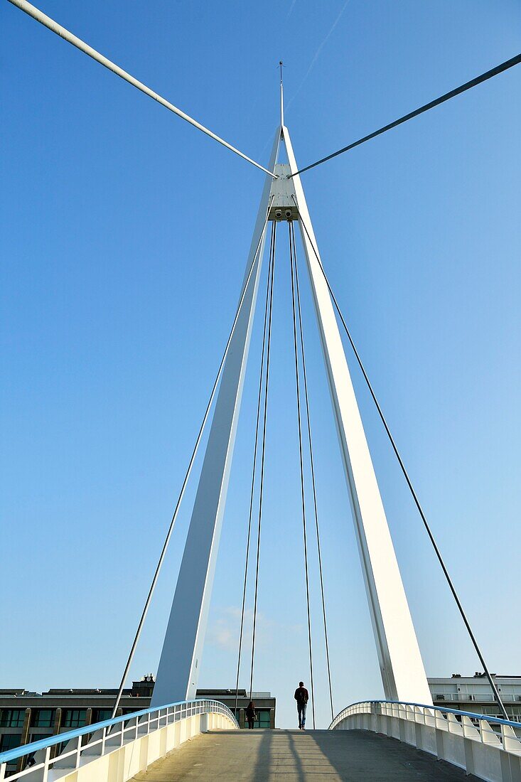 Frankreich, Seine Maritime, Le Havre, von Auguste Perret wiederaufgebaute Stadt, von der UNESCO zum Weltkulturerbe erklärt, Fußgängerbrücke des Bassin du Commerce von Guillaume Gillet (1969)