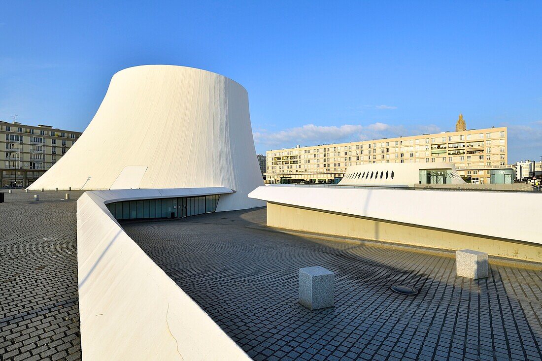 Frankreich, Seine Maritime, Le Havre, von Auguste Perret wiederaufgebaute Stadt, von der UNESCO zum Weltkulturerbe erklärt, Raum Niemeyer, Le Volcan (Der Vulkan) des Architekten Oscar Niemeyer, das erste in Frankreich gebaute Kulturzentrum