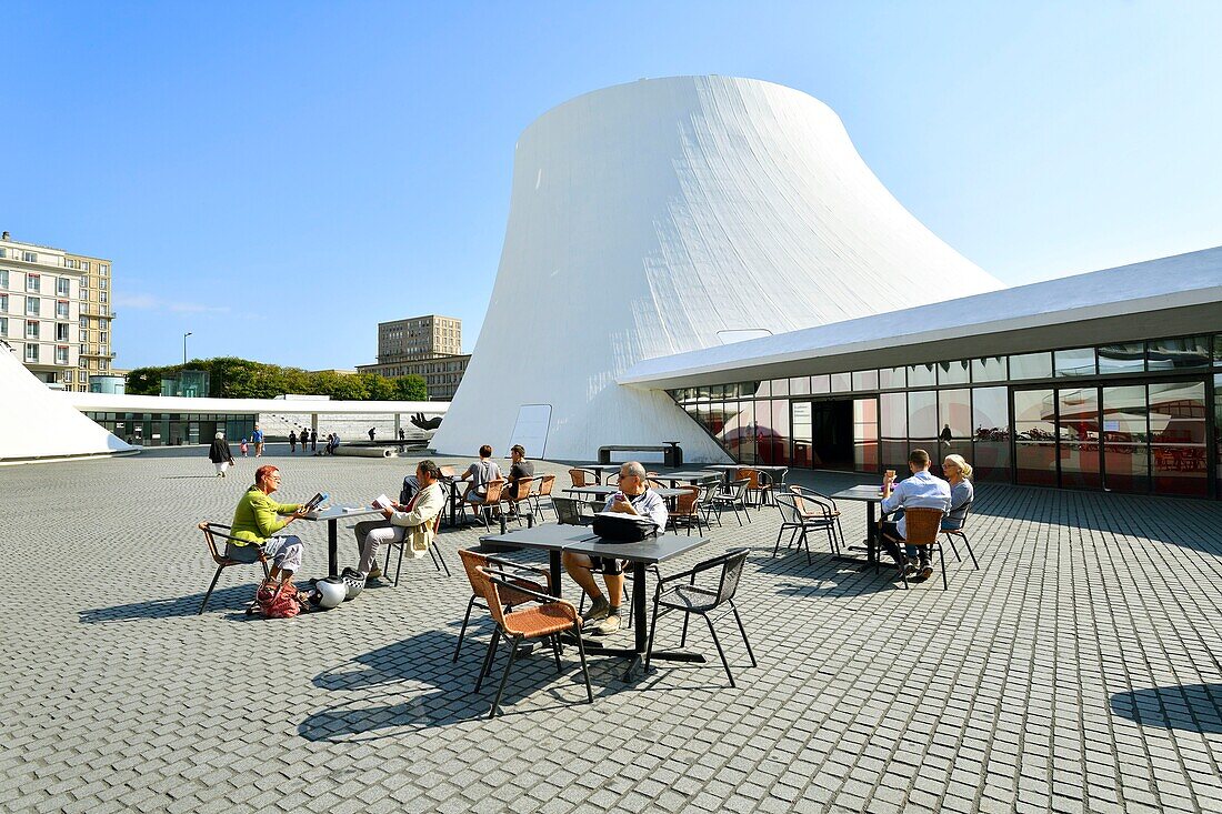 Frankreich, Seine Maritime, Le Havre, von Auguste Perret wiederaufgebaute Stadt, von der UNESCO zum Weltkulturerbe erklärt, Raum Niemeyer, Le Volcan (Der Vulkan) des Architekten Oscar Niemeyer, das erste in Frankreich gebaute Kulturzentrum