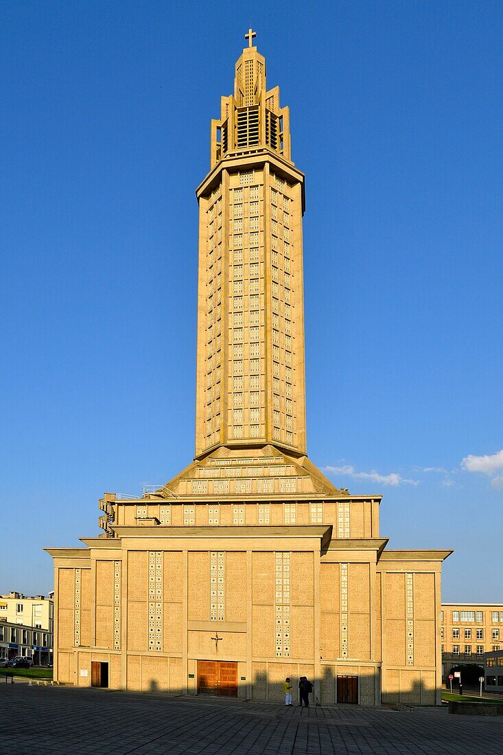 Frankreich, Seine Maritime, Le Havre, von Auguste Perret wiederaufgebaute Stadt, von der UNESCO zum Weltkulturerbe erklärt, das Bassin du Commerce, der Vulkan des Architekten Oscar Niemeyer und der Laternenturm der Kirche Saint Joseph