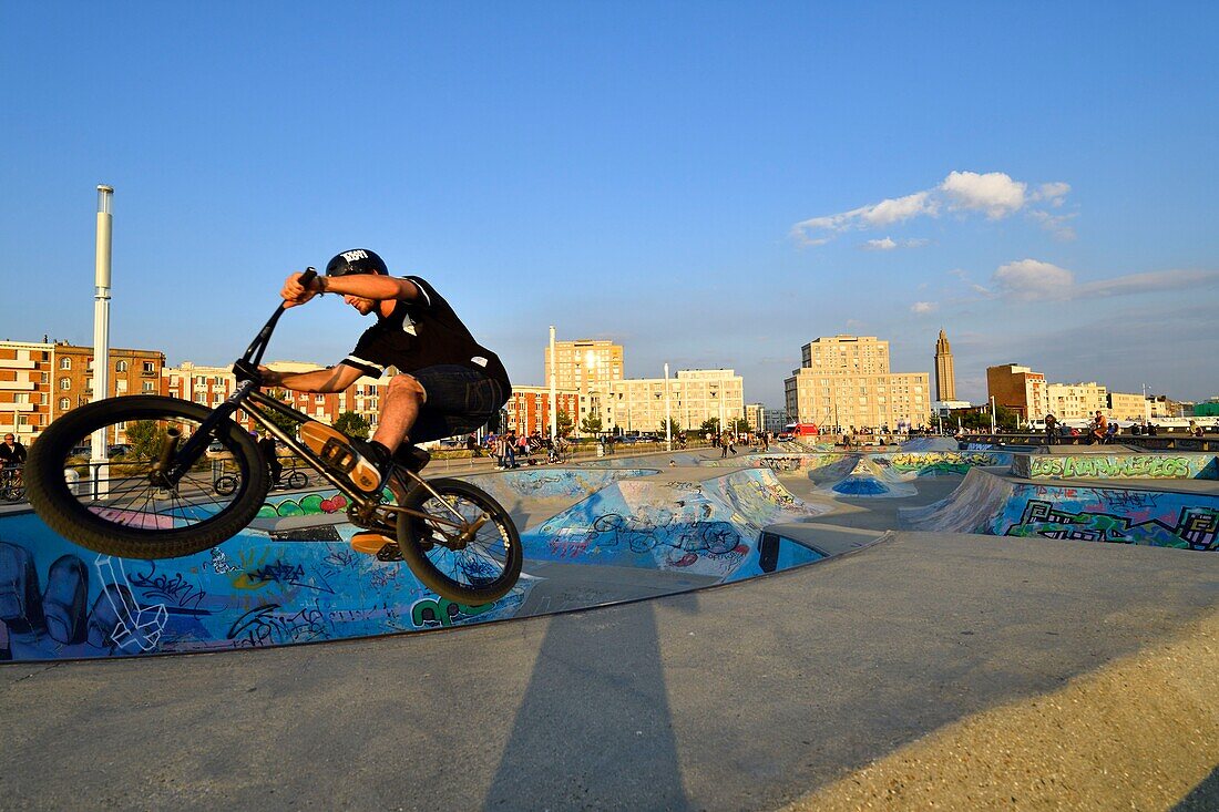 Frankreich, Seine Maritime, Le Havre, von Auguste Perret wiederaufgebaute Stadt, die von der UNESCO zum Weltkulturerbe erklärt wurde, der Skatepark und der Laternenturm der Kirche Saint Joseph