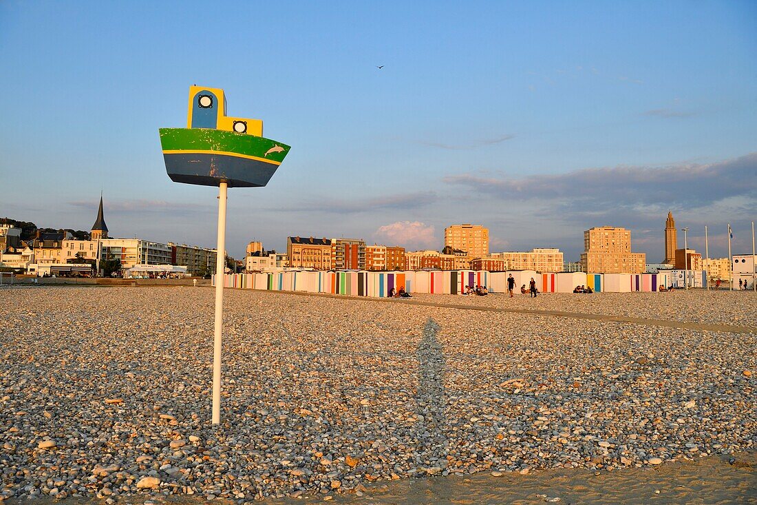 Frankreich, Seine Maritime, Le Havre, von Auguste Perret wiederaufgebaute Stadt, von der UNESCO zum Weltkulturerbe erklärt, Kieselstrand und seine Hütten, im Hintergrund der Glockenturm der Kirche Saint Joseph