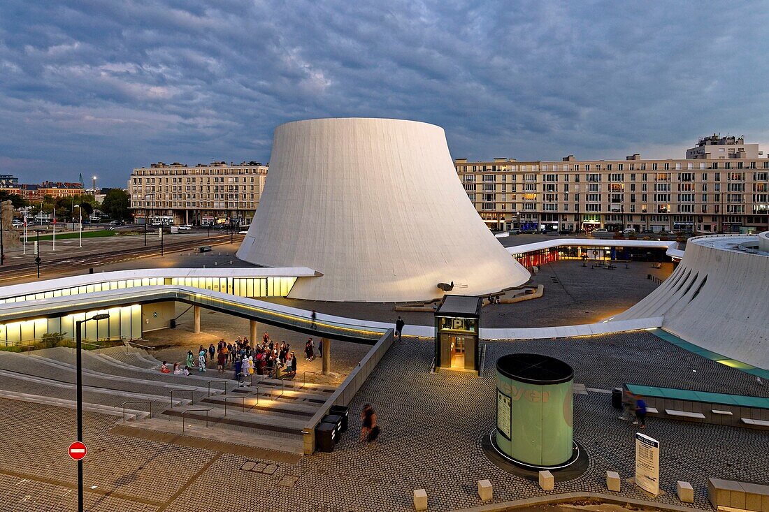 Frankreich, Seine Maritime, Le Havre, von Auguste Perret wiederaufgebaute Stadt, von der UNESCO zum Weltkulturerbe erklärt, Raum Niemeyer, Le Volcan (Der Vulkan) des Architekten Oscar Niemeyer, das erste in Frankreich gebaute Kulturzentrum