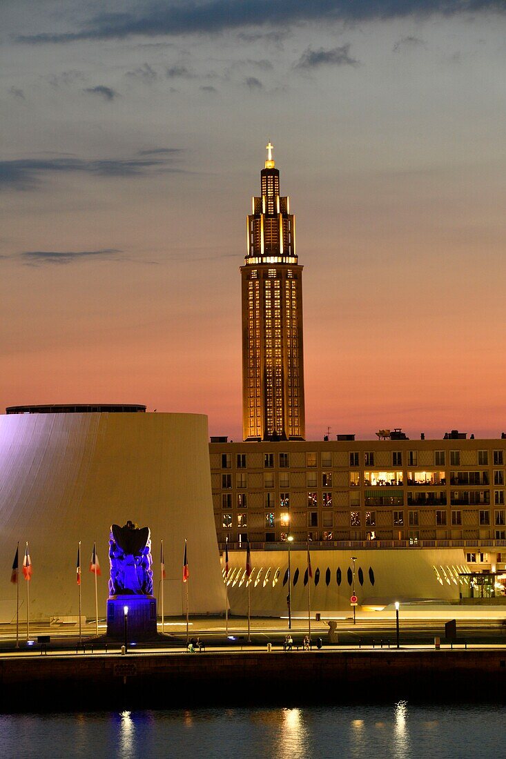 Frankreich, Seine Maritime, Le Havre, von Auguste Perret wiederaufgebaute Stadt, von der UNESCO zum Weltkulturerbe erklärt, das Bassin du Commerce, der Vulkan des Architekten Oscar Niemeyer und der Laternenturm der Kirche Saint Joseph