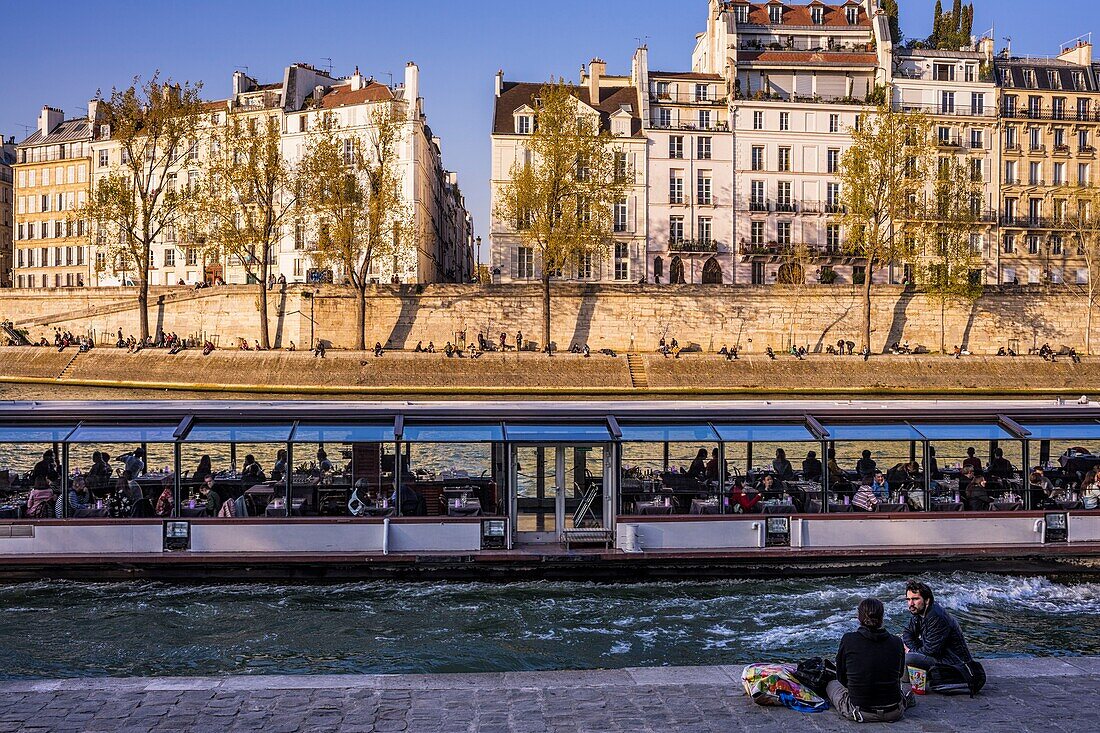 Frankreich, Paris, von der UNESCO zum Weltkulturerbe erklärtes Seine-Ufer, Quai d'Orléans auf der Ile Saint-Louis und Quai de la Tournelle