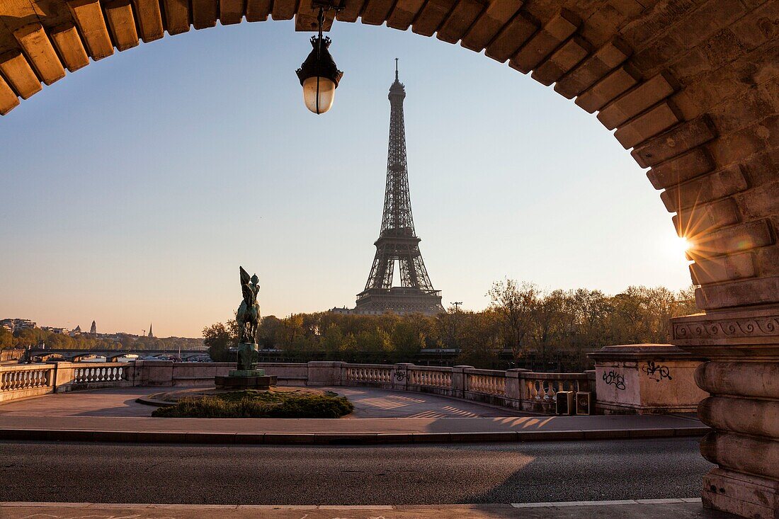 Frankreich, Paris, Welterbe der UNESCO, Eiffelturm von der Bir-Hakeim-Brücke aus