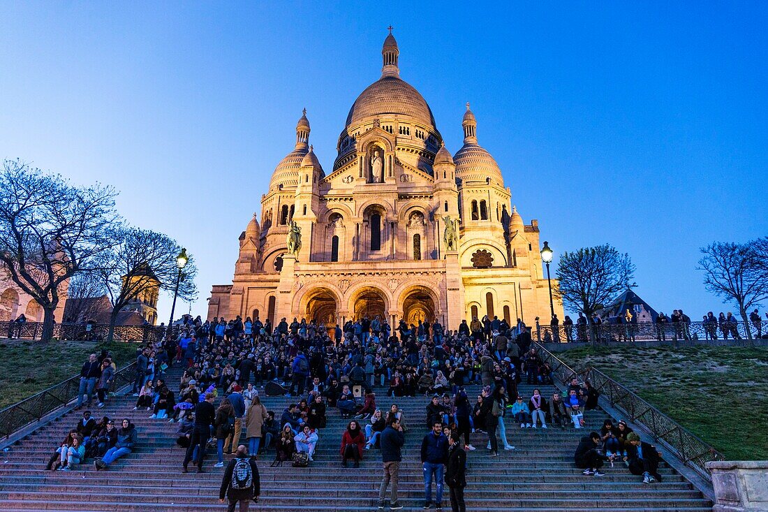 France, Paris, Montmartre hill, Sacre Coeur Basilica at nightfall