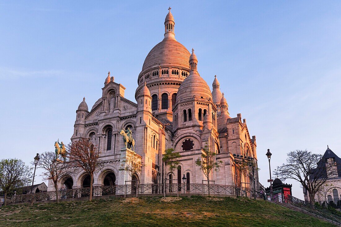 France, Paris, Montmartre hill, Sacre Coeur Basilica at dawn