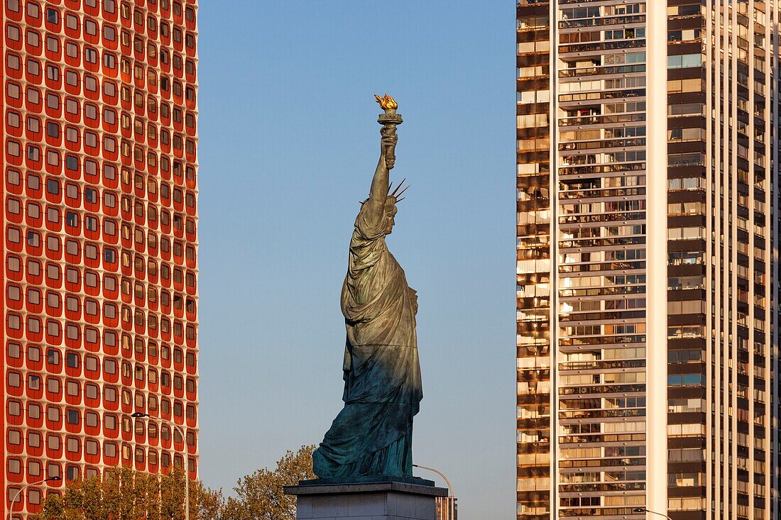 Frankreich, Paris, die Ufer der Seine, die Gebäude des Stadtteils Beaugrenelle, die Insel der Schwäne mit der Freiheitsstatue