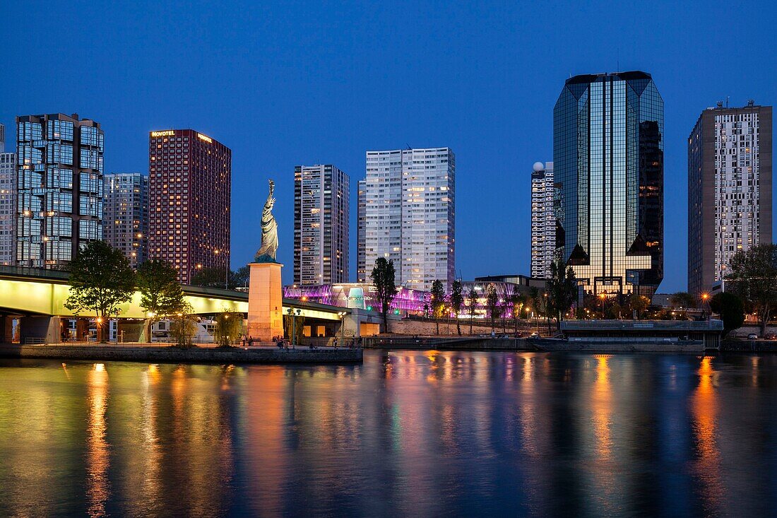 Frankreich, Paris, die Ufer der Seine, die Gebäude des Stadtteils Beaugrenelle, die Insel der Schwäne mit der Freiheitsstatue