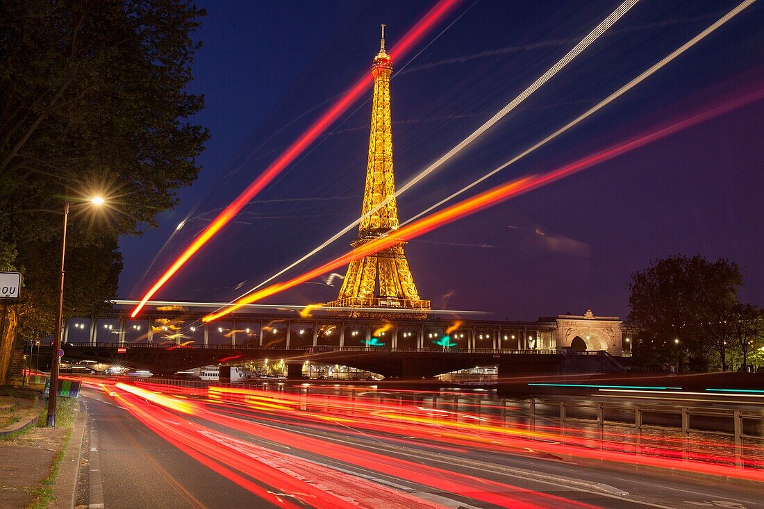 Frankreich, Paris, das von der UNESCO zum Weltkulturerbe erklärte Gebiet, der Eiffelturm (© SETE-illuminations Pierre Bideau) und die Bir-Hakeim-Brücke bei Nacht