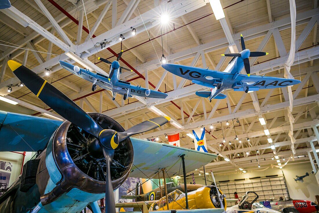 Kanada, Neuschottland, Shearwater, Shearwater Aviation Museum, Museum of Canadian Maritime Military Aviation at CFB Shearwater, Fairey Swordfish Doppeldecker mit Modellen von Flugzeugen des Zweiten Weltkriegs