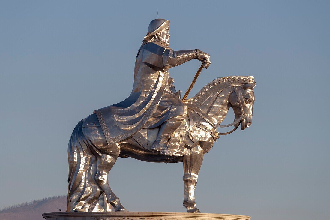 Mongolei, Ostmongolei, Steppengebiet Die Dschingis-Khan-Reiterstatue, Teil des Dschingis-Khan-Statuenkomplexes, ist eine 40 m hohe Statue von Dschingis Khan auf einem Pferd am Ufer des Tuul-Flusses in Tsonjin Boldog (54 km östlich der mongolischen Hauptstadt Ulaanbaatar),