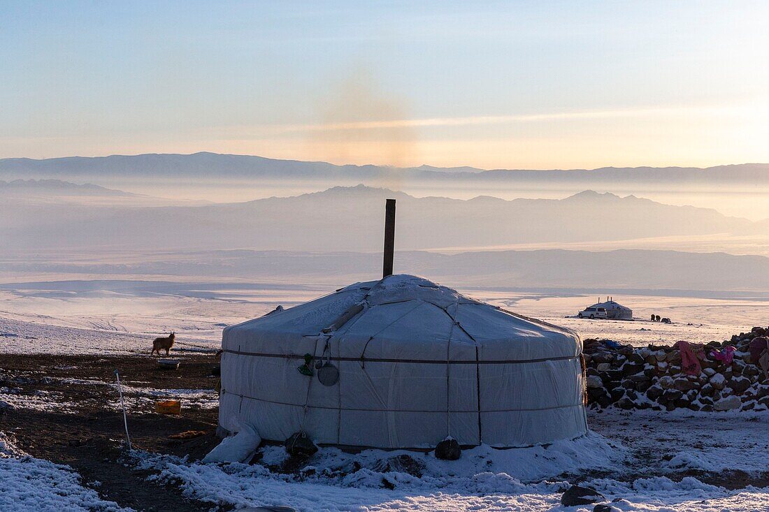 Mongolei, Westmongolei, Altaigebirge, Tal mit Schnee und Felsen, Schafstall, Jurte im Schnee, Ziegen- und Schafzucht