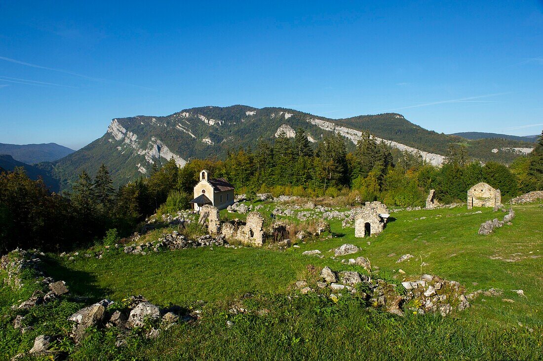 Frankreich, Isere, Massif du Vercors, Trieves, Regionaler Naturpark, Weilerruine von Valchevriere hoher Ort des Widerstandes während des Krieges 39-45 und der Fels von Ferriere