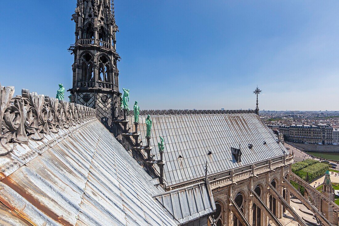 Frankreich, Paris, UNESCO-Welterbe, Kathedrale Notre-Dame auf der Stadtinsel, das Bleidach mit den Apostelstatuen und die Turmspitze (Archiv)