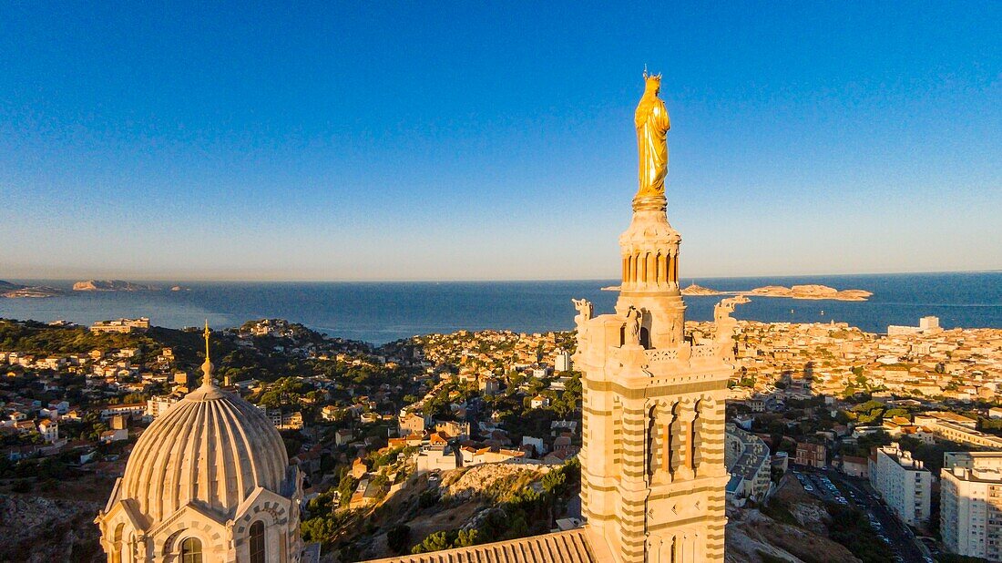 Frankreich, Bouches du Rhone, Marseille, Basilika Notre Dame de la Garde (Luftaufnahme)