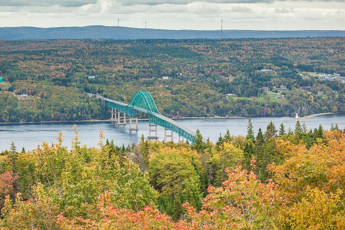 Kanada, Neuschottland, Great Bras d'Or Lake, Blick von oben auf die Seal Island Bridge, Herbst