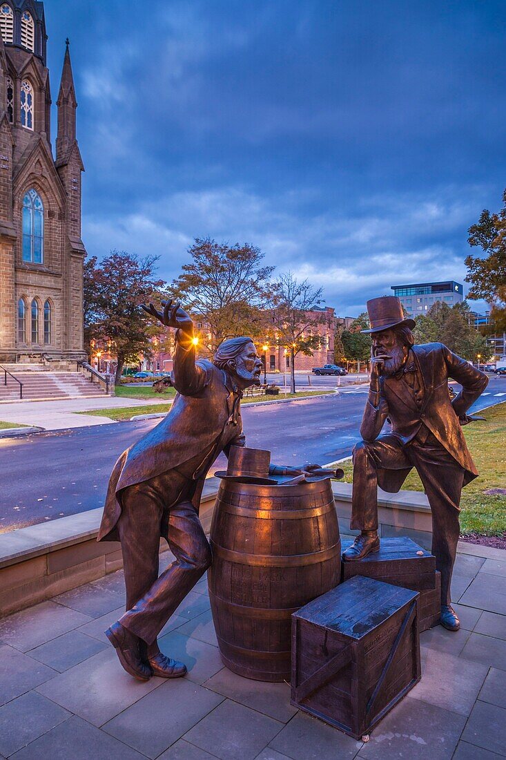 Kanada, Prince Edward Island, Charlottetown, Skulptur von Nathan Scott: Zwei John Hamilton Grays im Gespräch über die kanadische Konföderation