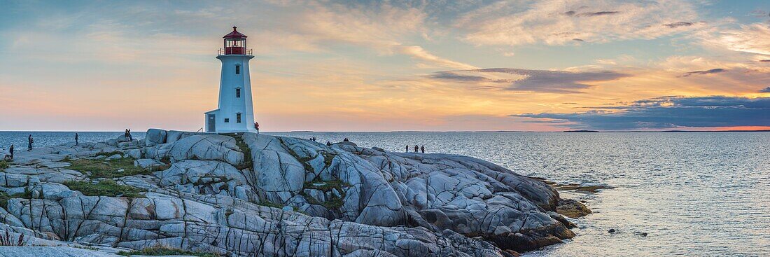 Kanada, Neuschottland, Peggy's Cove, Fischerdorf an der Atlantikküste, Peggys Cove Leuchtturm, Abenddämmerung