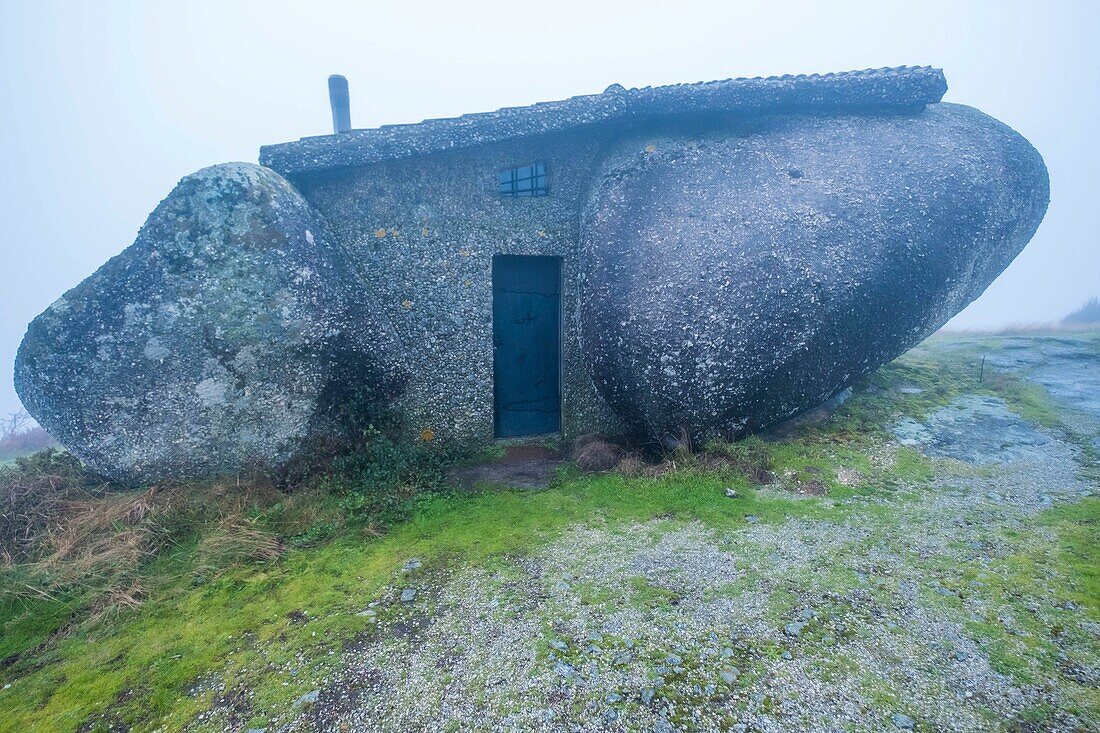 Portugal, Braga, Fafe, Casa do Penedo, Felsenhaus in der Heidelandschaft