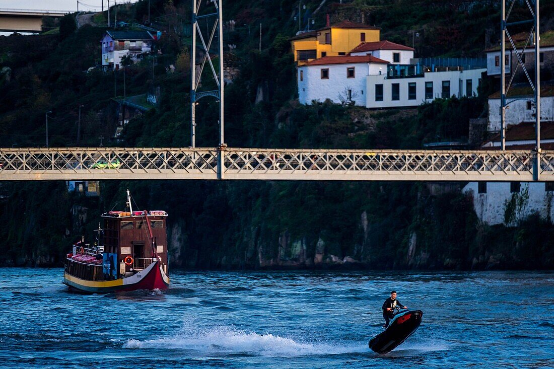 Portugal, Porto, Ribeira-Viertel, Hafenbecken des Douro, Dom-Luis-Brücke