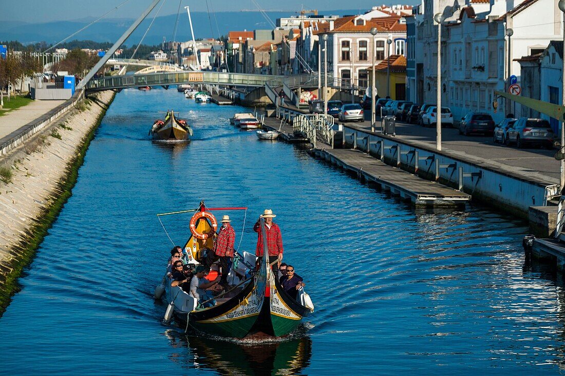 Portugal, Aveiro, farbenfrohe Boote (barcos moliceiros), die traditionell für die Seegrasernte verwendet werden