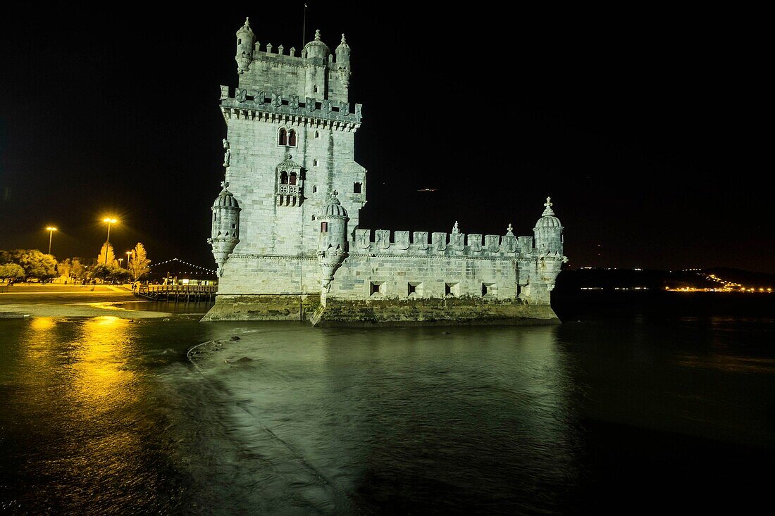 Portugal, Lisbonne, Belem Tower and its bronze model