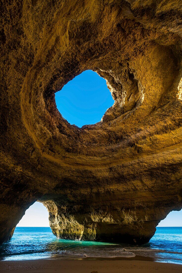 Portugal, Algarve, Benagil, Meereshöhle in Form einer Muschel