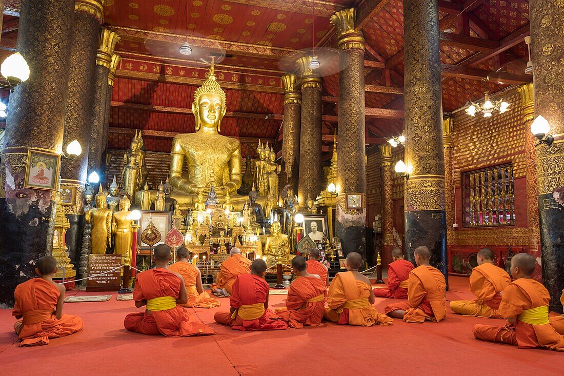 Laos, Luang Prabang, Vat Mai Suwannaphumaham, Gebet der Mönche