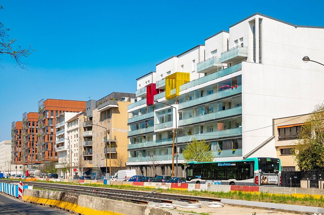 Frankreich, Val de Marne, Ivry sur Seine, Avenue de Verdun, Neubau und die zukünftige Straßenbahn