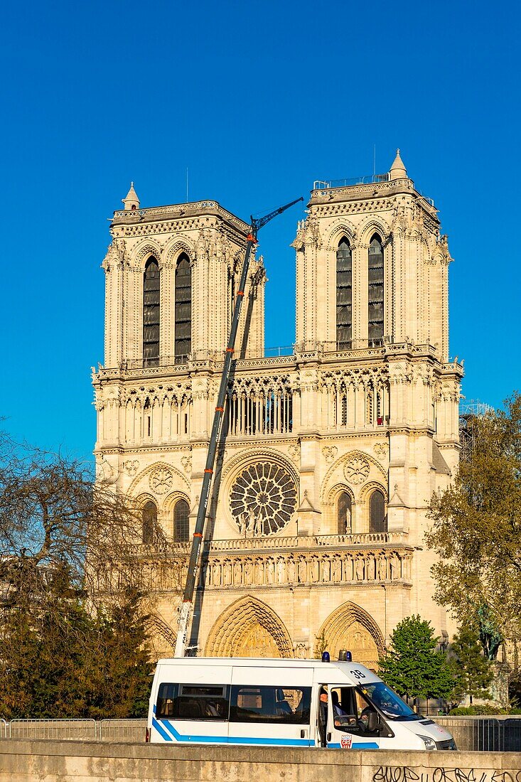 Frankreich, Paris, Weltkulturerbe der UNESCO, Ile de la Cite, die Türme der Kathedrale Notre Dame, Kran zum Schutz