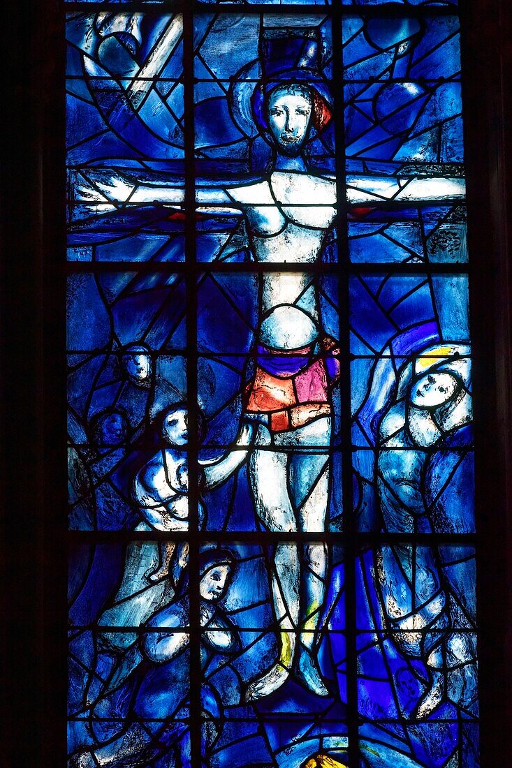 Frankreich, Marne, Reims, Kathedrale Notre Dame, von der UNESCO zum Weltkulturerbe erklärt, Glasmalerei des Achsengewölbes aus dem Jahr 1974 von Marc Chagall in Zusammenarbeit mit Charles Marq, die Kreuzigung