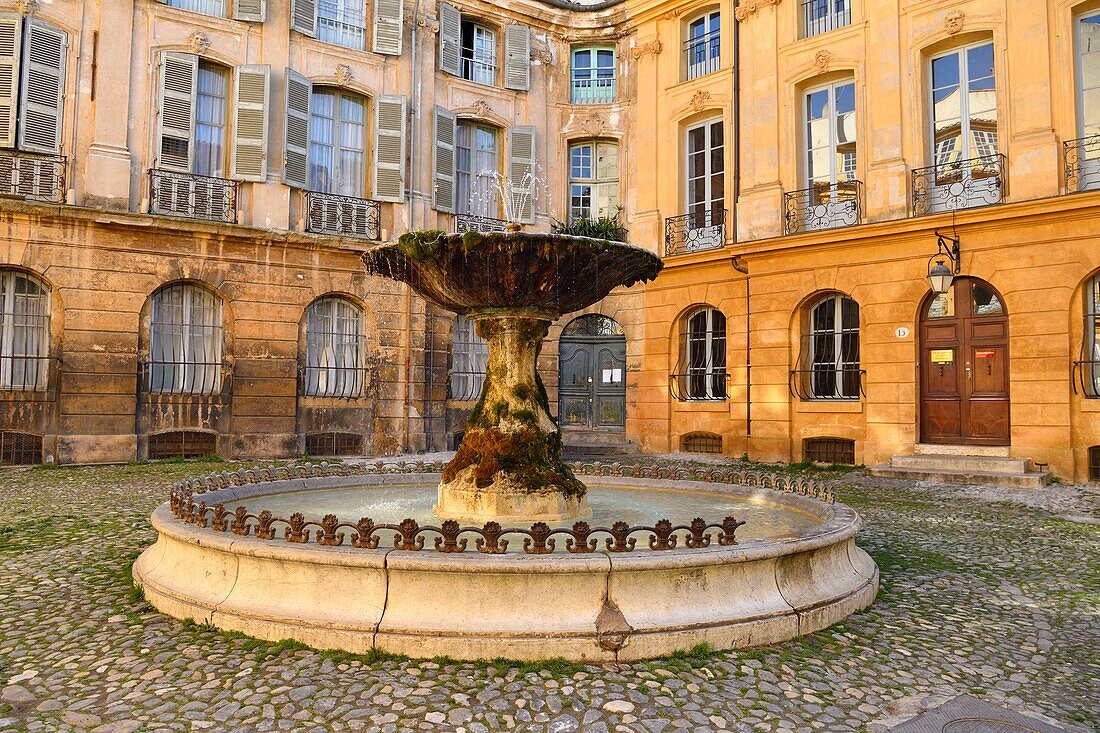 Frankreich, Bouches du Rhone, Aix en Provence, Brunnen auf der Place Albertas