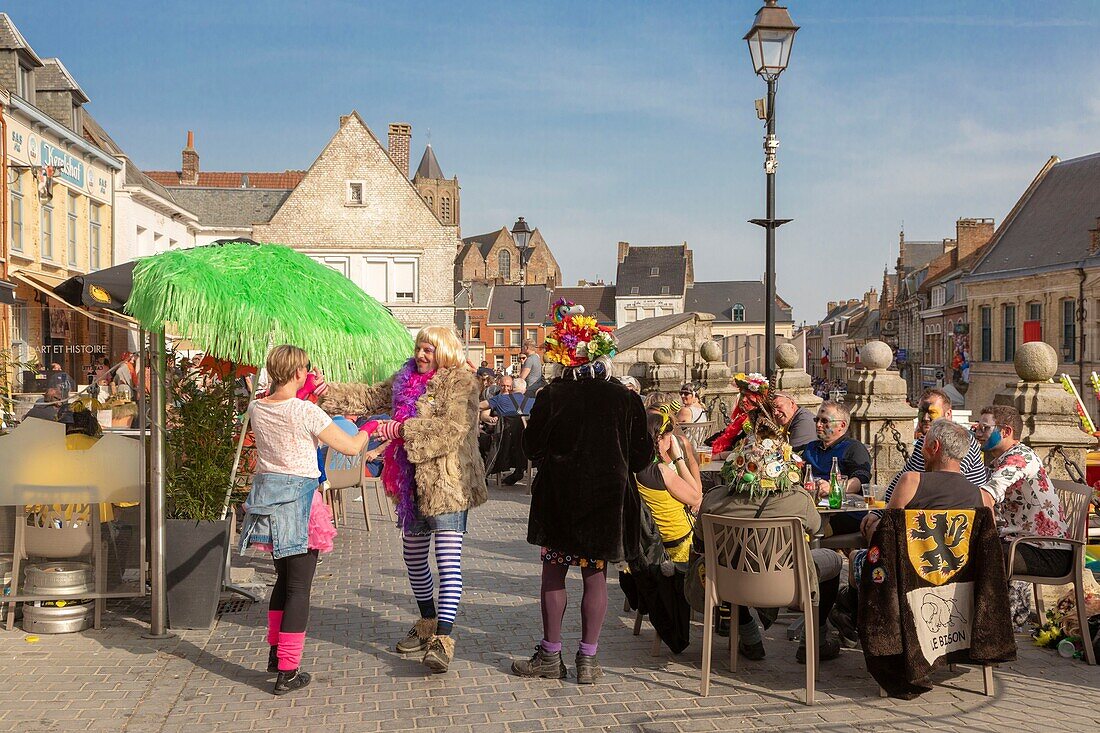 Frankreich, Nord, Cassel, Frühlingskarneval, verkleidete Personen auf der Terrasse sitzend