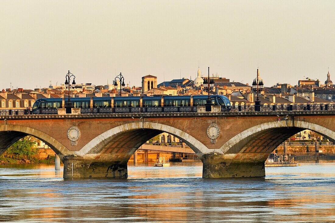 France, Gironde (33), Bordeaux, zone classée Patrimoine Mondial de l'UNESCO, Pont de Pierre on the Garonne River, brick and stone arch bridge inaugurated in 1822