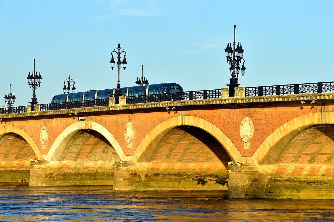 Frankreich, Gironde, Bordeaux, von der UNESCO zum Weltkulturerbe erklärt, Pont de Pierre über die Garonne, 1822 eingeweihte Ziegel- und Steinbogenbrücke