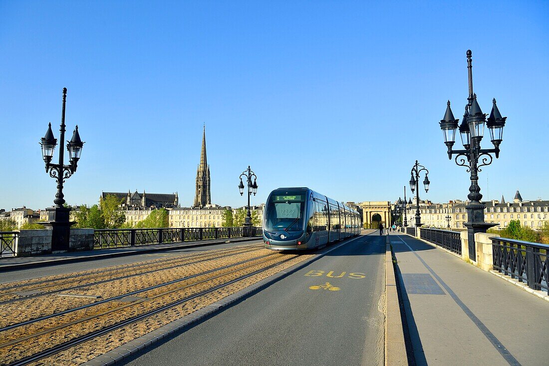 Frankreich, Gironde, Bordeaux, von der UNESCO zum Weltkulturerbe erklärtes Gebiet, Pont de Pierre an der Garonne, im Hintergrund die Kirche Saint Michel und das Tor von Bourgogne