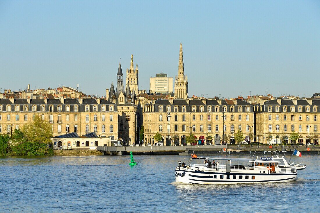 Frankreich, Gironde, Bordeaux, von der UNESCO zum Weltkulturerbe erklärtes Gebiet, Richelieu-Kai, gotische Porte Cailhau oder Porte du Palais aus dem 15. Jahrhundert, Pey-Berland-Turm und Kathedrale Saint Andre