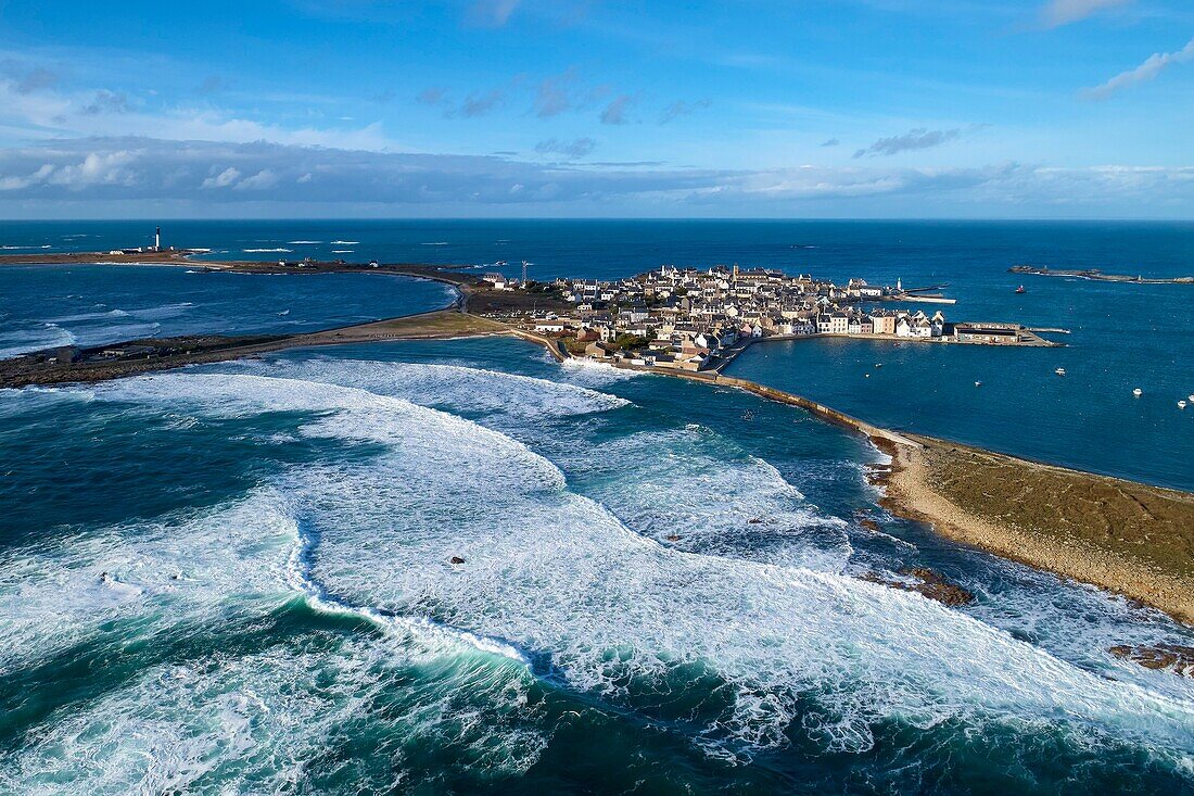 Frankreich, Finistere, Iroise Meer, Iles du Ponant, Parc Naturel Regional d'Armorique (Regionaler Naturpark Armorica), Ile de Sein, mit der Bezeichnung Les Plus Beaux de France (Das schönste Dorf Frankreichs) (Luftaufnahme)