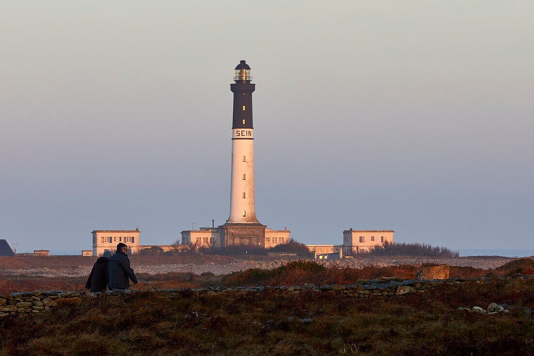 Frankreich, Finistere, Iroise Meer, Iles du Ponant, Parc Naturel Regional d'Armorique (Regionaler Naturpark Armorica), Ile de Sein, mit der Bezeichnung Les Plus Beaux de France (Das schönste Dorf Frankreichs) (Luftaufnahme)