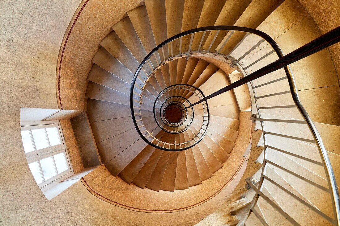 Frankreich, Finistere, Iroise Meer, Iles du Ponant, Parc Naturel Regional d'Armorique (Regionaler Naturpark Armorica), Ile de Sein, mit der Bezeichnung Les Plus Beaux de France (Das schönste Dorf Frankreichs), die Treppe im Inneren des Leuchtturms von Goulenez